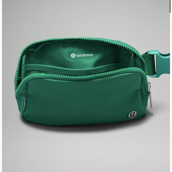 Lululemon belt bag- emerald ice - Picture 6 of 6